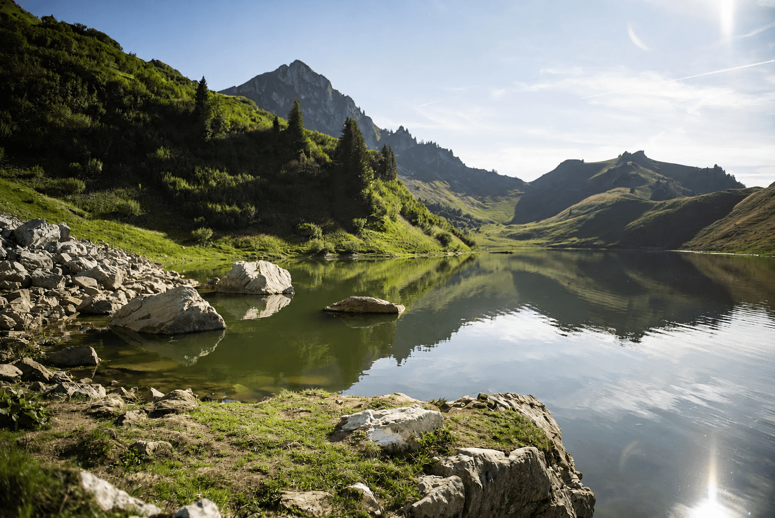 Le lac de Lessy en été, au-dessus du Grand-Bornand