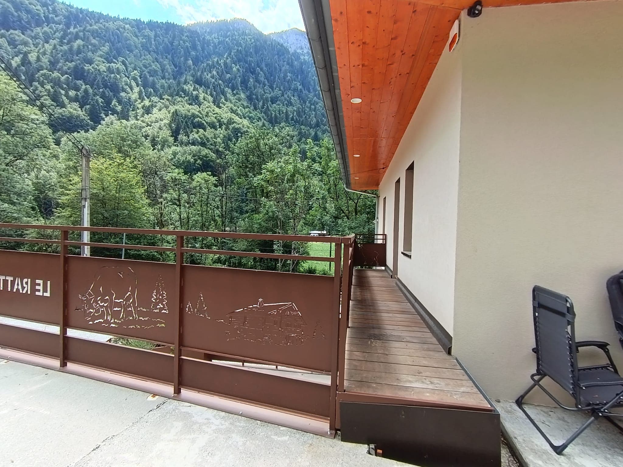 Balcon du Ratty face aux montagnes, garde-corps en découpe laser