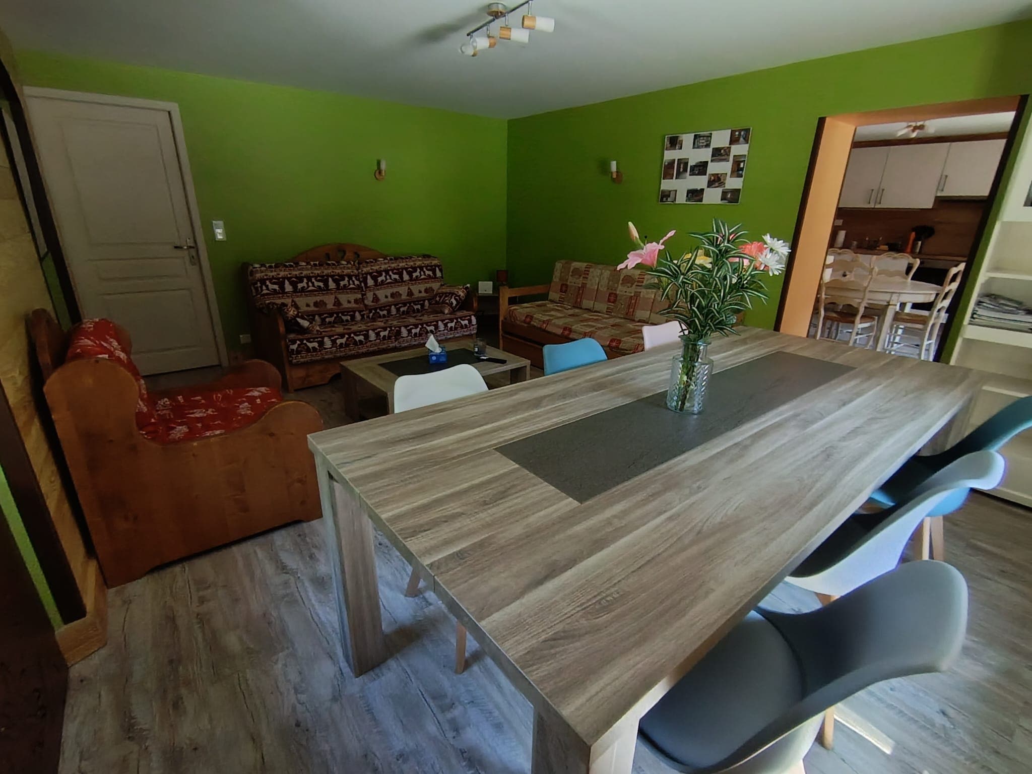 Salon lumineux de l'appartement La Marmotte